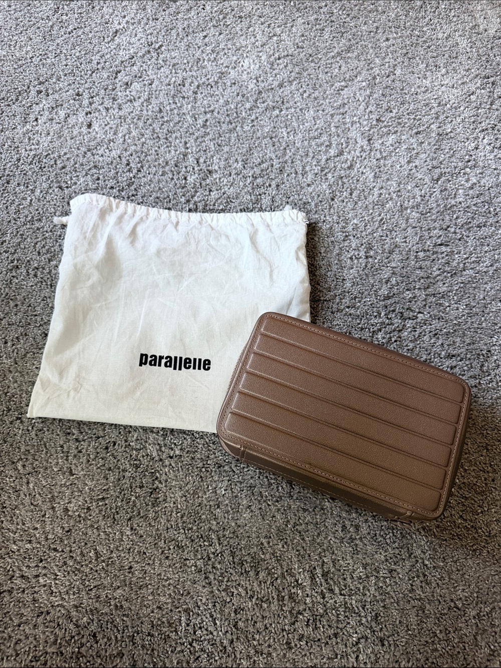 parallelle the large bronze vault (now Afform) Jewelry Bag
